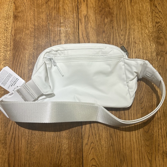 NEW- Lululemon Everywhere Belt Bag (large 2L) WHITE - Picture 8 of 9